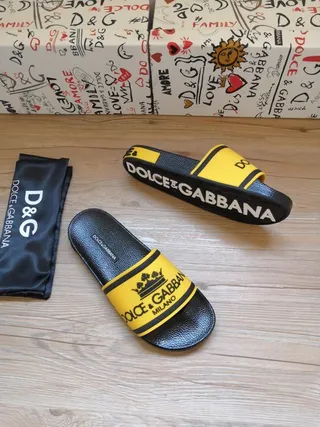 Dolce & Gabbana صندل صفراء وسوداء بتصميم التاج مع حزام 3