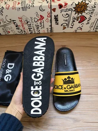 Dolce & Gabbana صندل صفراء وسوداء بتصميم التاج مع حزام 4