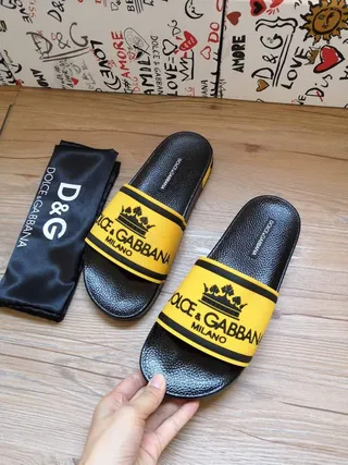 Dolce & Gabbana صندل صفراء وسوداء بتصميم التاج مع حزام 6