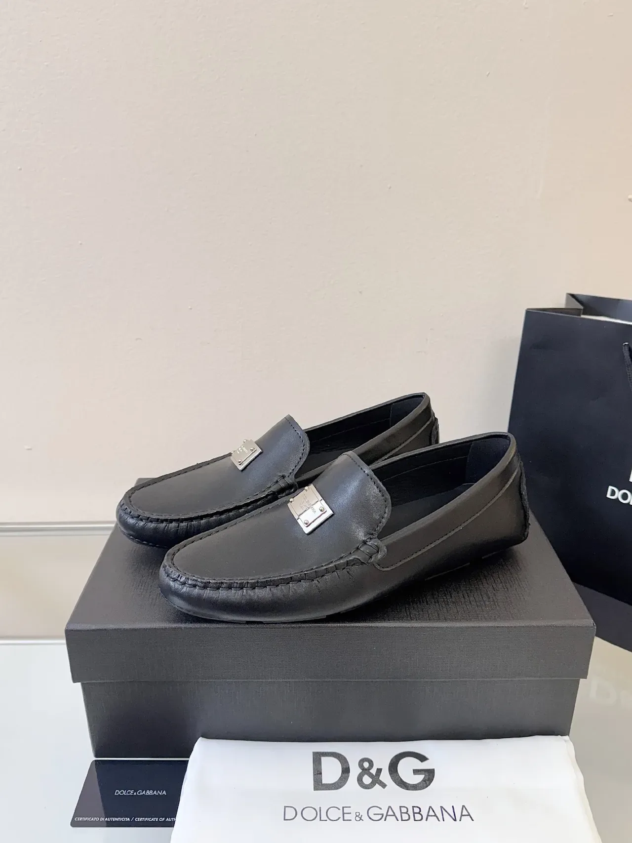 Dolce & Gabbana Portofino Loafers Cuir Noir Plaque Métal 2