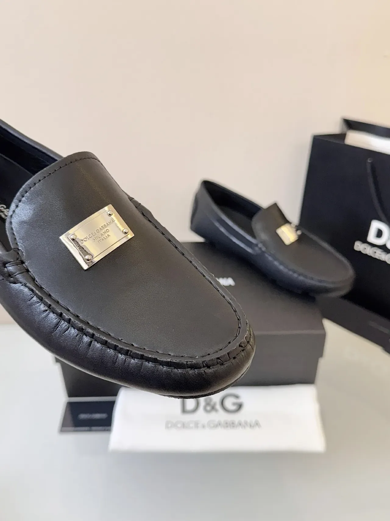 Dolce & Gabbana Portofino Loafers Cuir Noir Plaque Métal 3