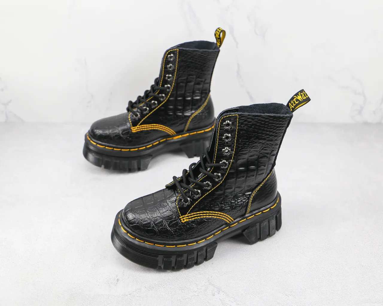 Dr. Martens Jadon Noir Jaune Cuir embossé crocodile Couture contrastante Bottes Martin 4