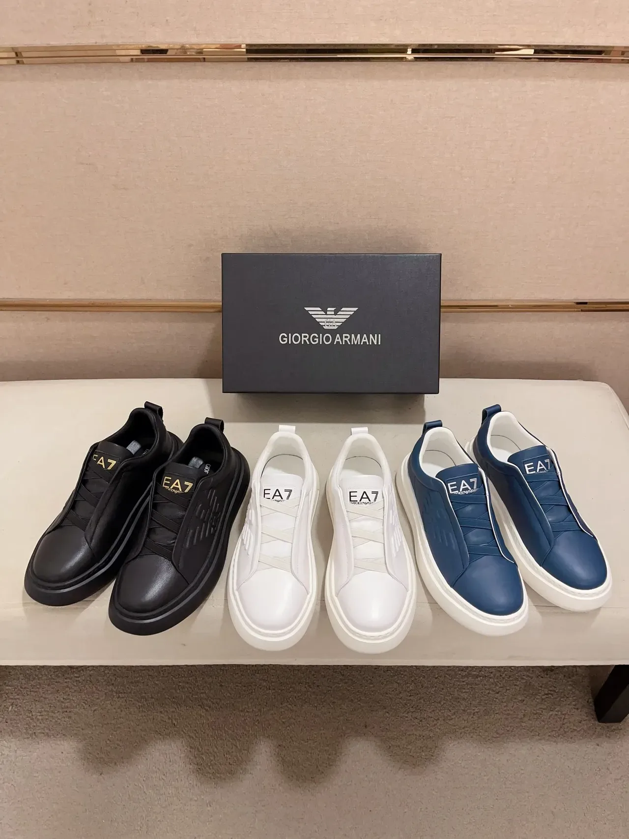 Emporio Armani কালো সোনা লেসহীন স্লিপ-অন এমবসড ঈগল মোটিফ লাইফস্টাইল স্নিকার্স 2