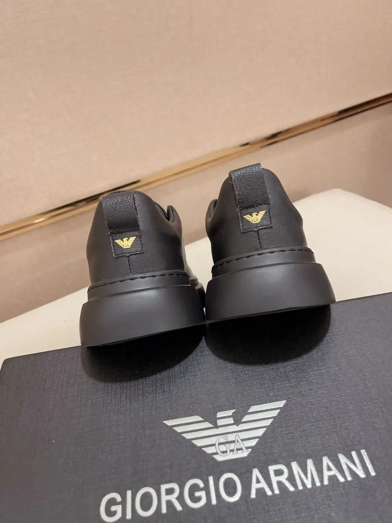 Emporio Armani কালো সোনা লেসহীন স্লিপ-অন এমবসড ঈগল মোটিফ লাইফস্টাইল স্নিকার্স 3
