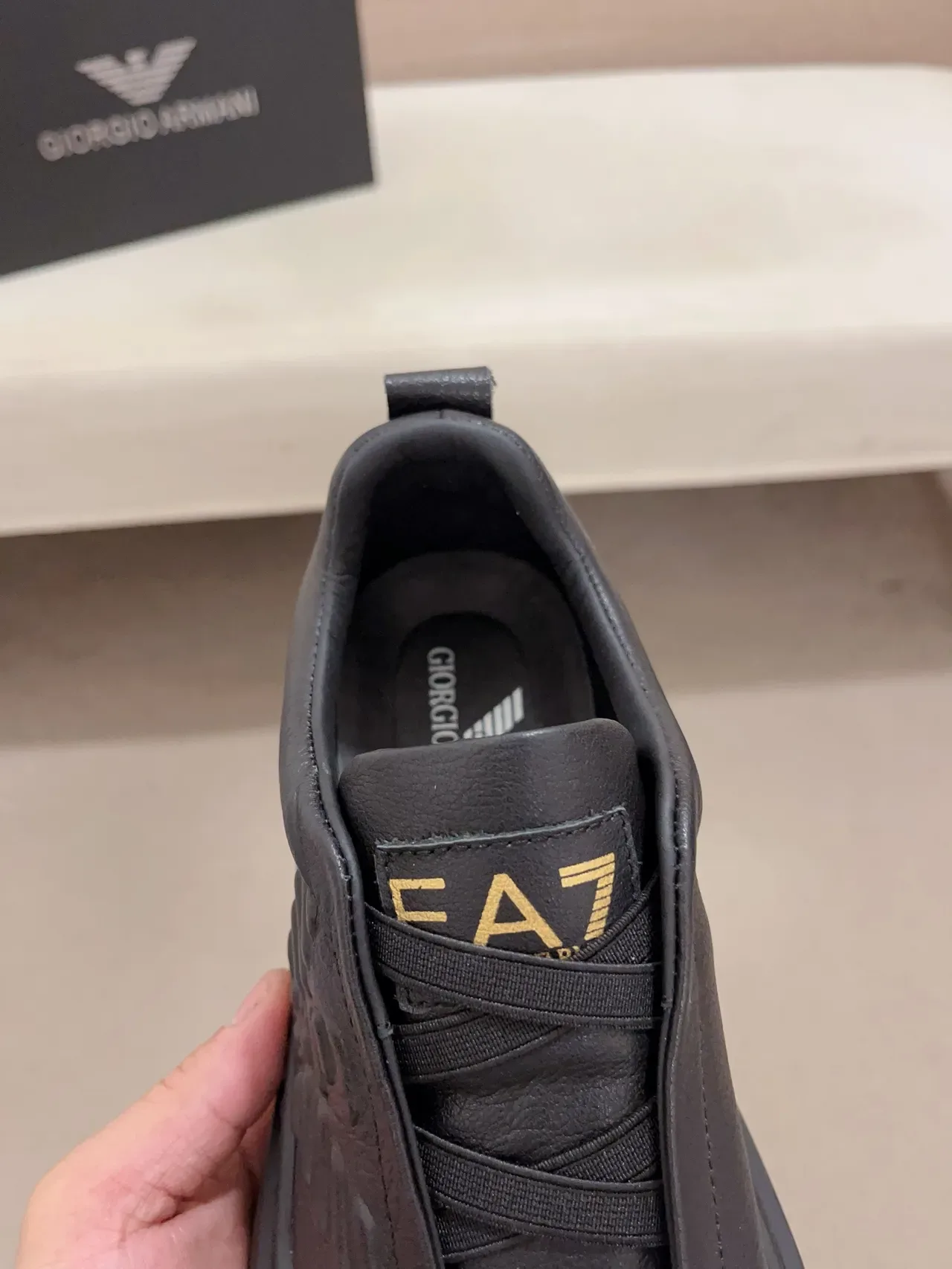 Emporio Armani কালো সোনা লেসহীন স্লিপ-অন এমবসড ঈগল মোটিফ লাইফস্টাইল স্নিকার্স 4