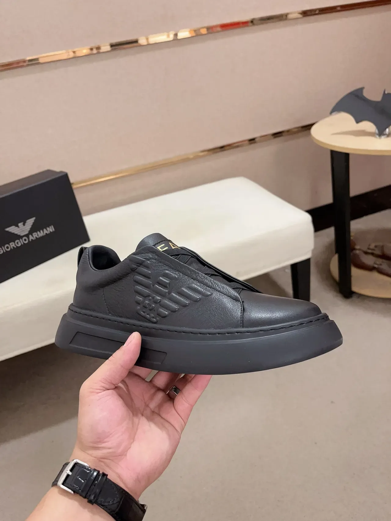 Emporio Armani কালো সোনা লেসহীন স্লিপ-অন এমবসড ঈগল মোটিফ লাইফস্টাইল স্নিকার্স 5