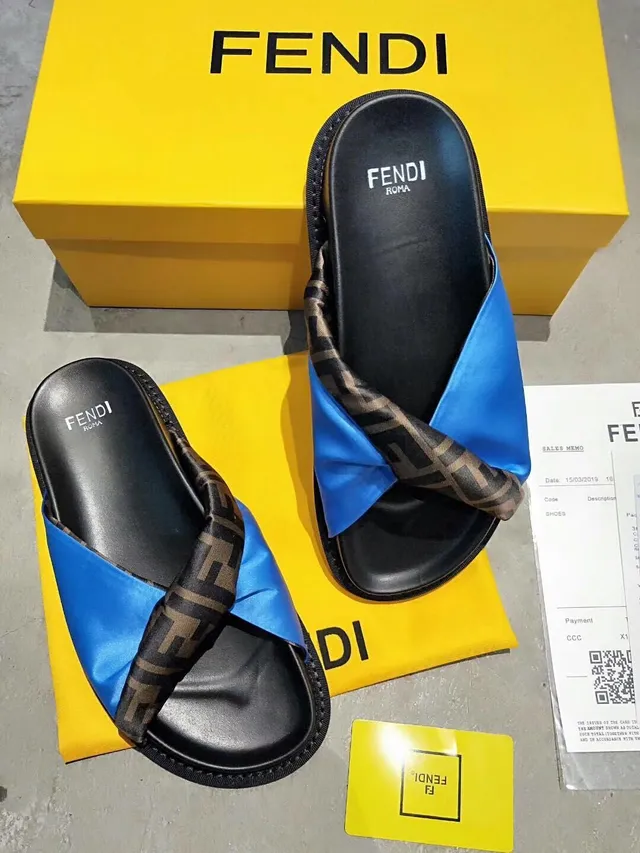 Fendi Pantuflas pretas e azuis com tira cruzada realçada em cetim 2