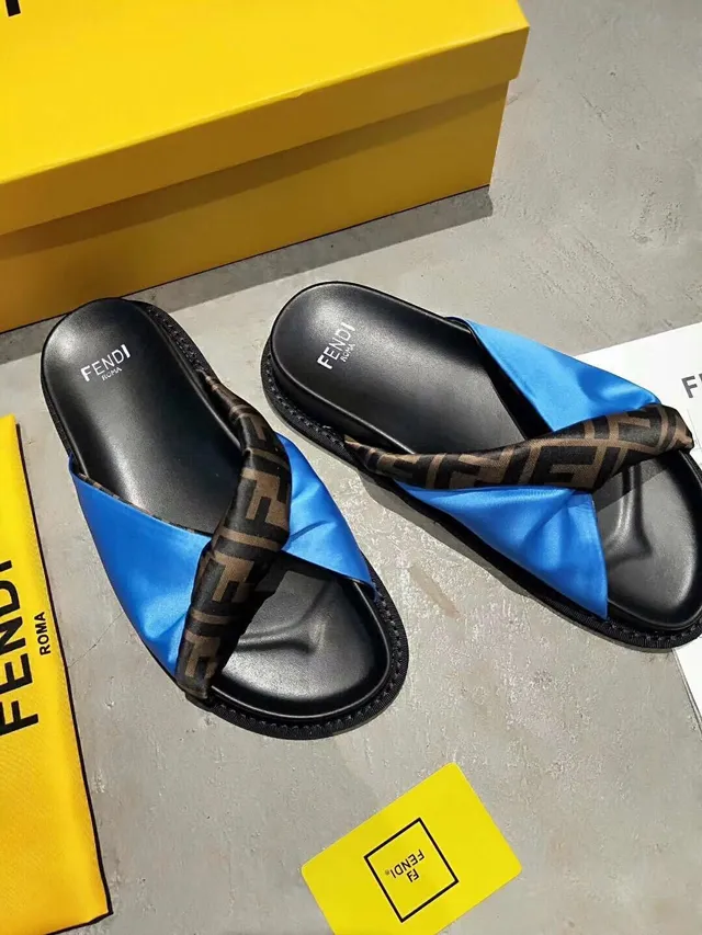 Fendi Pantuflas pretas e azuis com tira cruzada realçada em cetim 3