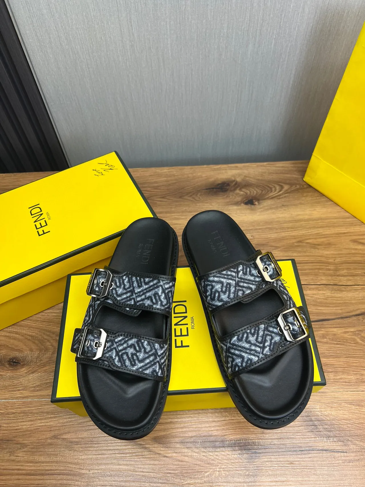 Fendi Sandales à boucle Noir et Gris FF Jacquard 2
