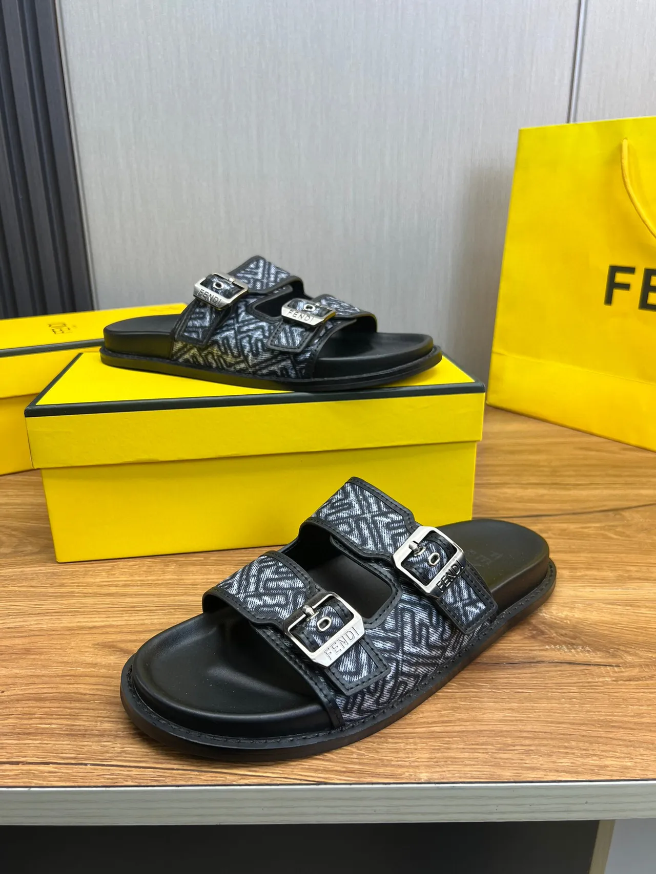 Fendi Sandales à boucle Noir et Gris FF Jacquard 4