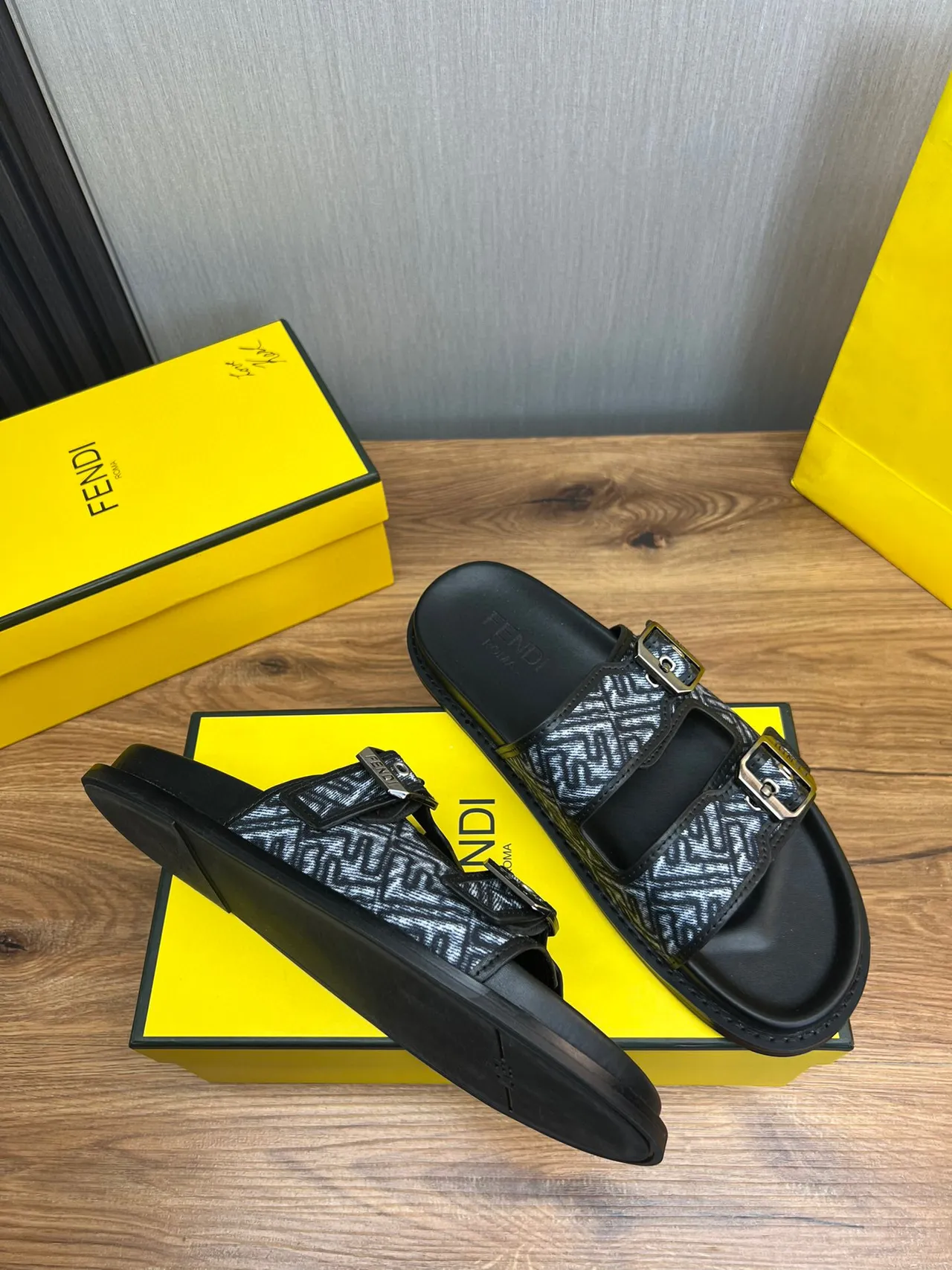 Fendi Sandales à boucle Noir et Gris FF Jacquard 5