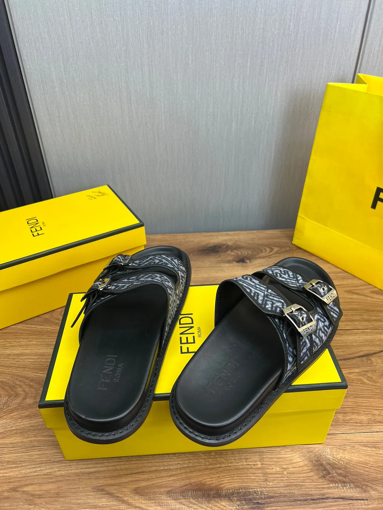 Fendi Sandales à boucle Noir et Gris FF Jacquard 6