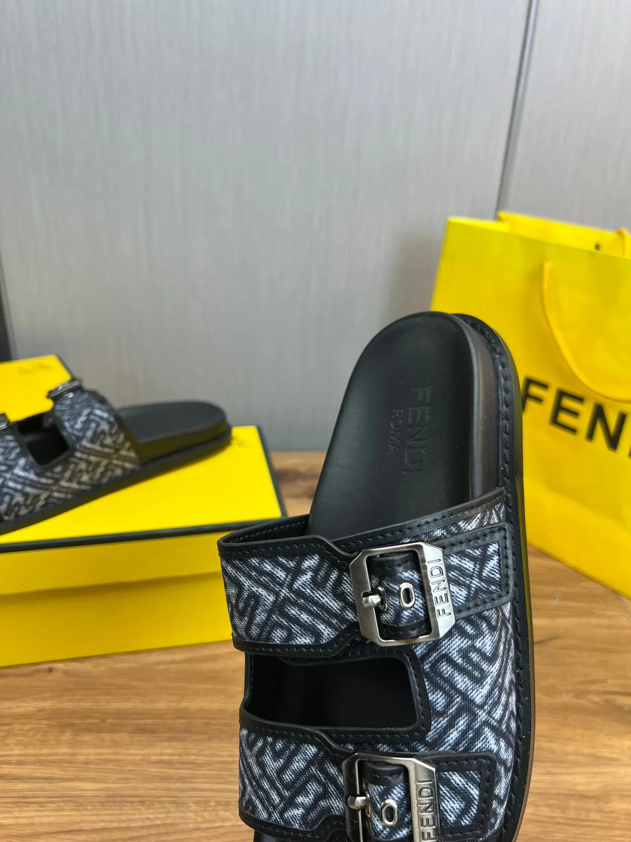 Fendi Sandales à boucle Noir et Gris FF Jacquard 7