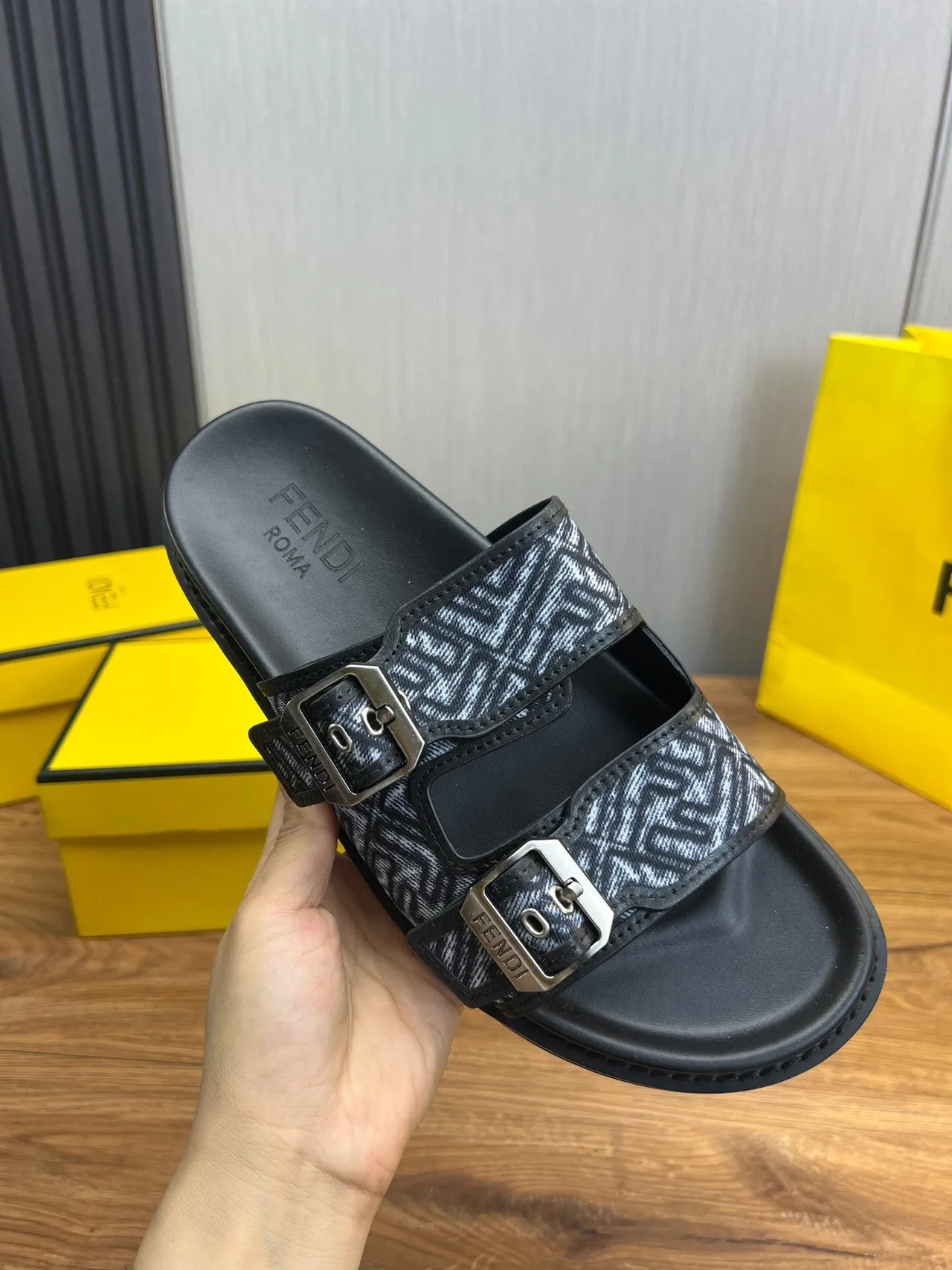 Fendi Sandales à boucle Noir et Gris FF Jacquard 8