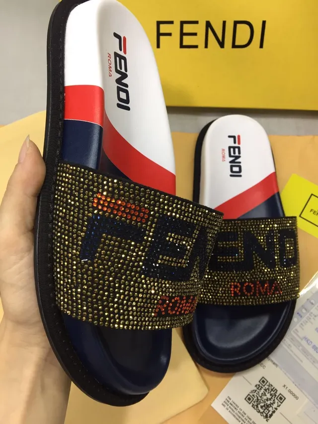 Fendi مزين بالكريستال Roma نعال منزلية 2