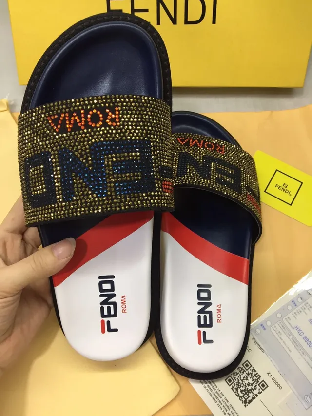 Fendi مزين بالكريستال Roma نعال منزلية 3