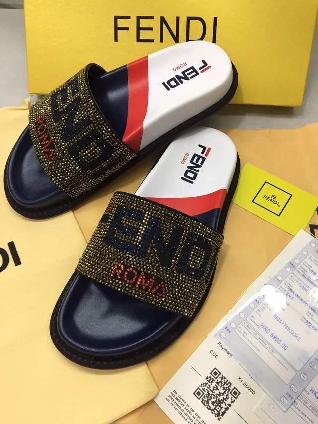 Fendi مزين بالكريستال Roma نعال منزلية 4
