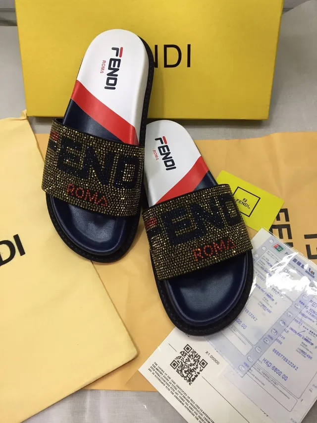 Fendi مزين بالكريستال Roma نعال منزلية 5