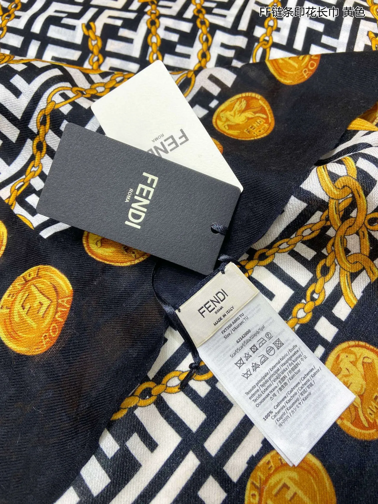 Fendi FF Chain écharpe de soie motif chaîne noir et or avec impression monogram 8