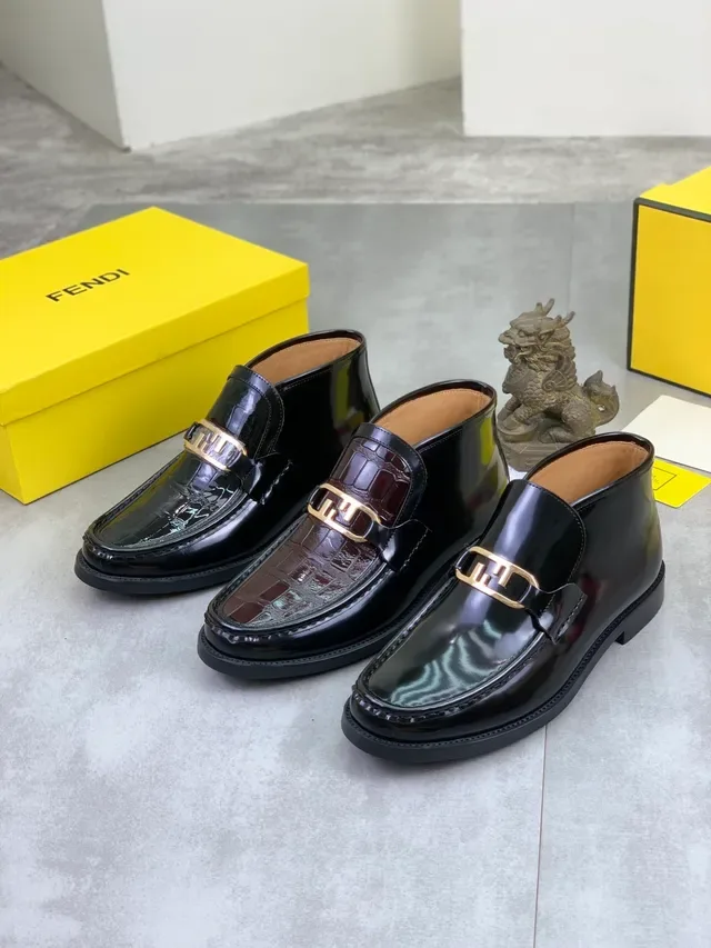 Fendi FF Mocassin Noir en Cuir Patent Embossé Crocodile avec Boucle Métallique 2