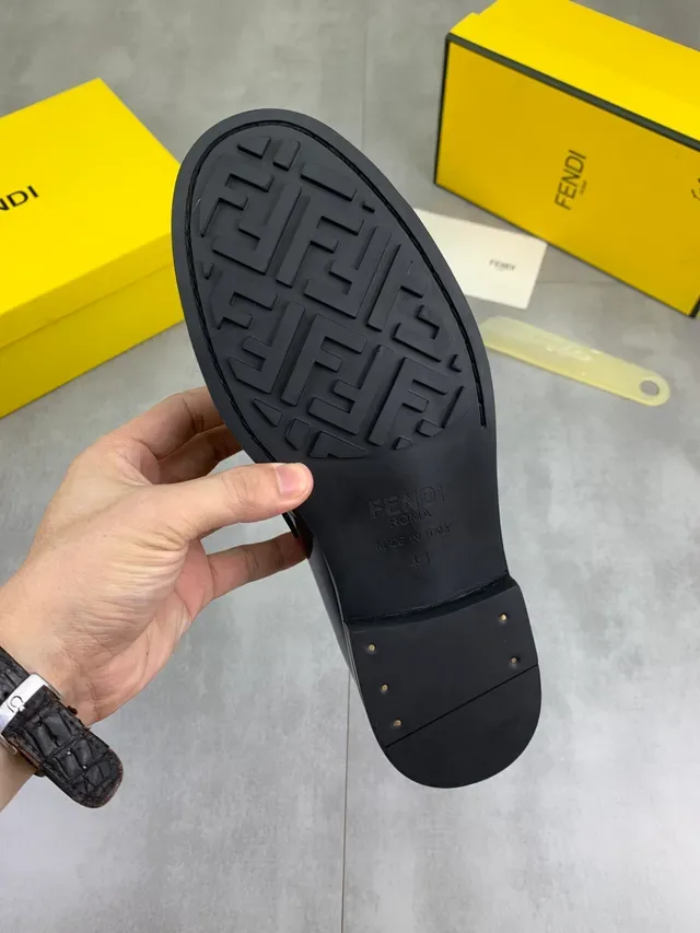 Fendi FF Mocassin Noir en Cuir Patent Embossé Crocodile avec Boucle Métallique 3