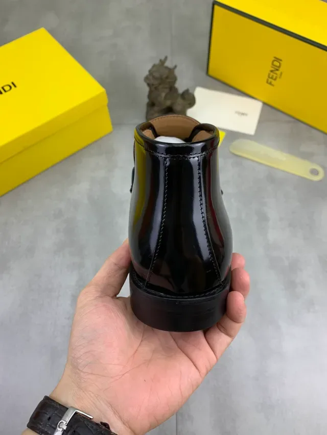 Fendi FF Mocassin Noir en Cuir Patent Embossé Crocodile avec Boucle Métallique 4