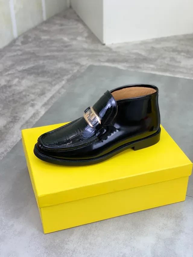 Fendi FF Mocassin Noir en Cuir Patent Embossé Crocodile avec Boucle Métallique 5