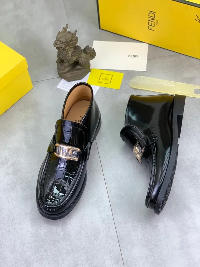 Fendi FF Mocassin Noir en Cuir Patent Embossé Crocodile avec Boucle Métallique 6
