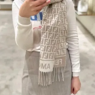 Fendi FF Monogram وشاح كشمير بيج و رمادي