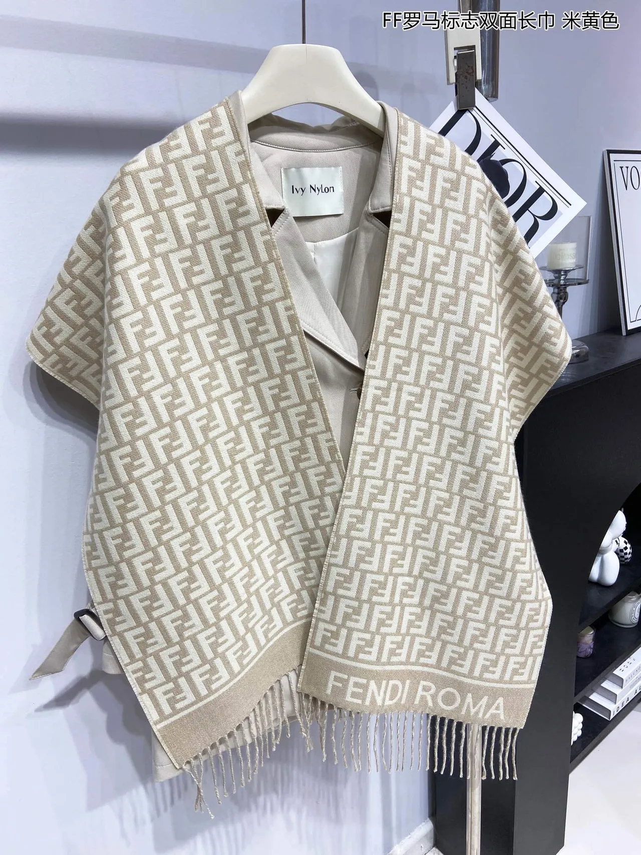 Fendi FF Monogram écharpe en cachemire beige et gris 4