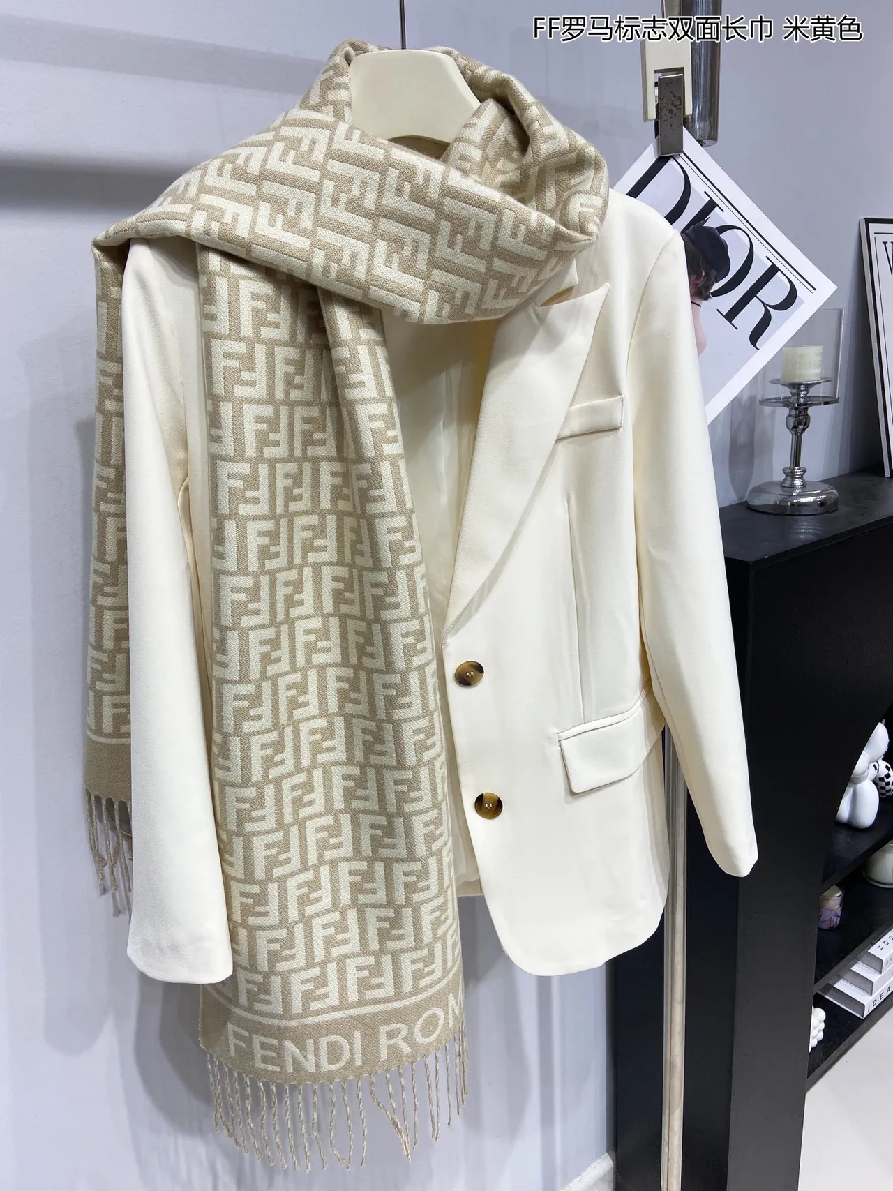 Fendi FF Monogram écharpe en cachemire beige et gris 5