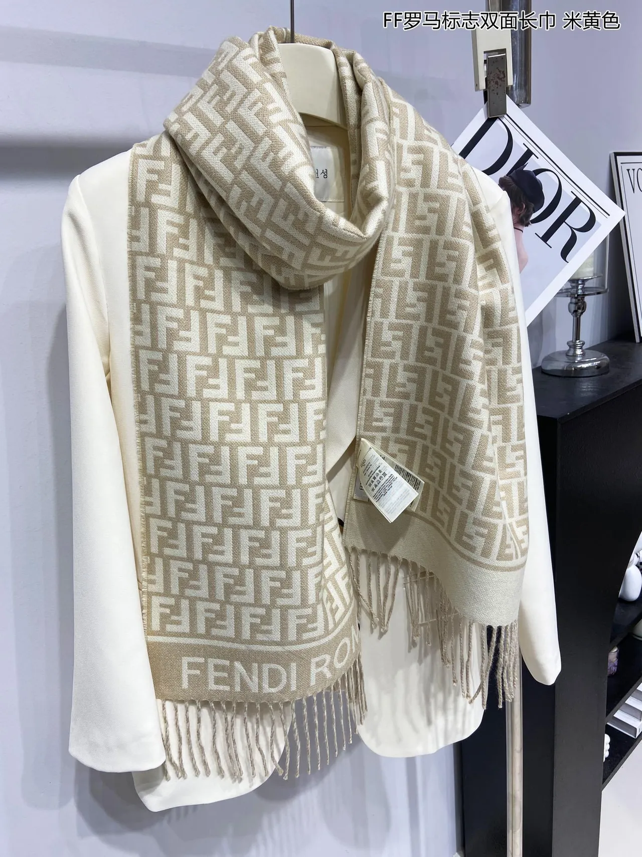 Fendi FF Monogram écharpe en cachemire beige et gris 6