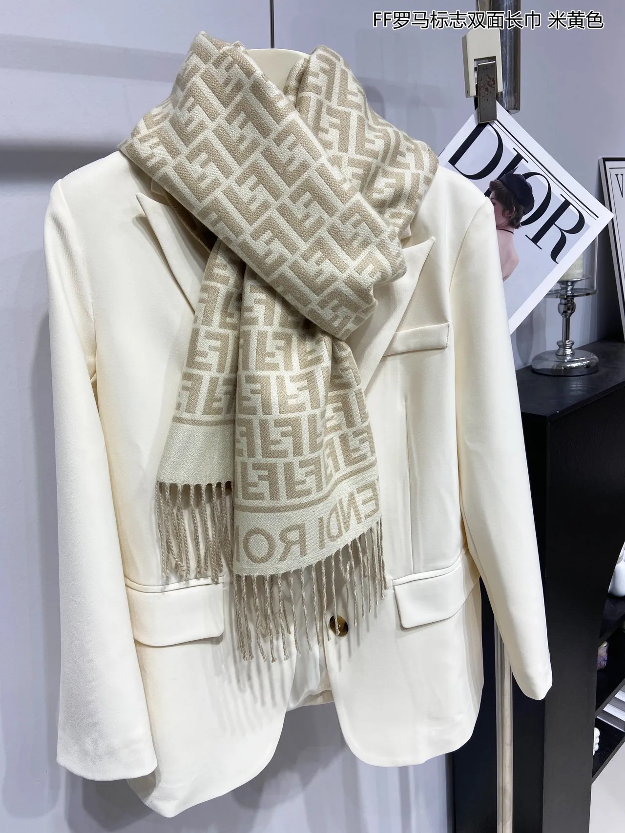 Fendi FF Monogram écharpe en cachemire beige et gris 7