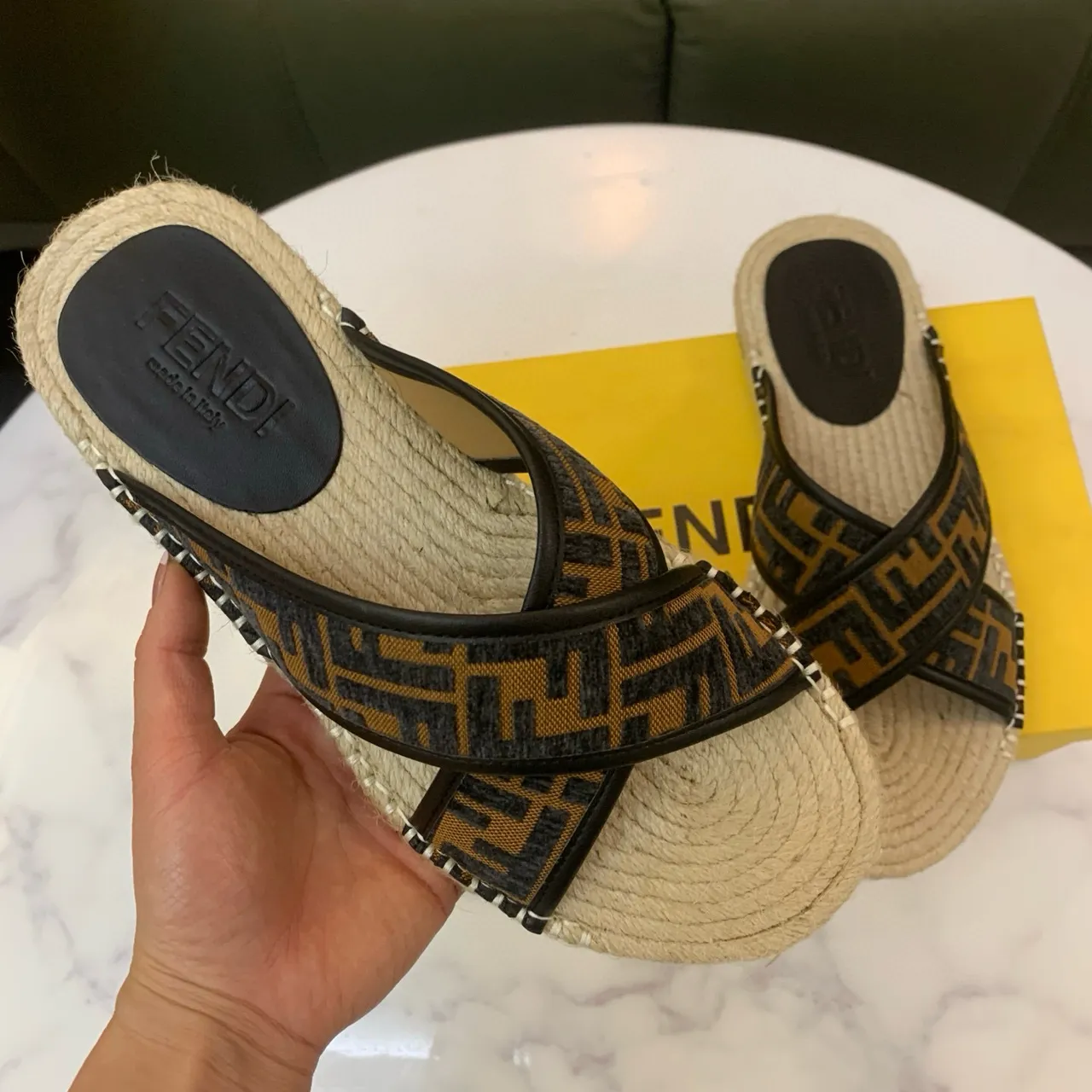 Fendi FF Monogram إسپادريل بيج أسود حزام متقاطع قاعدة مغلفة باليوت أحذية منزلية 4