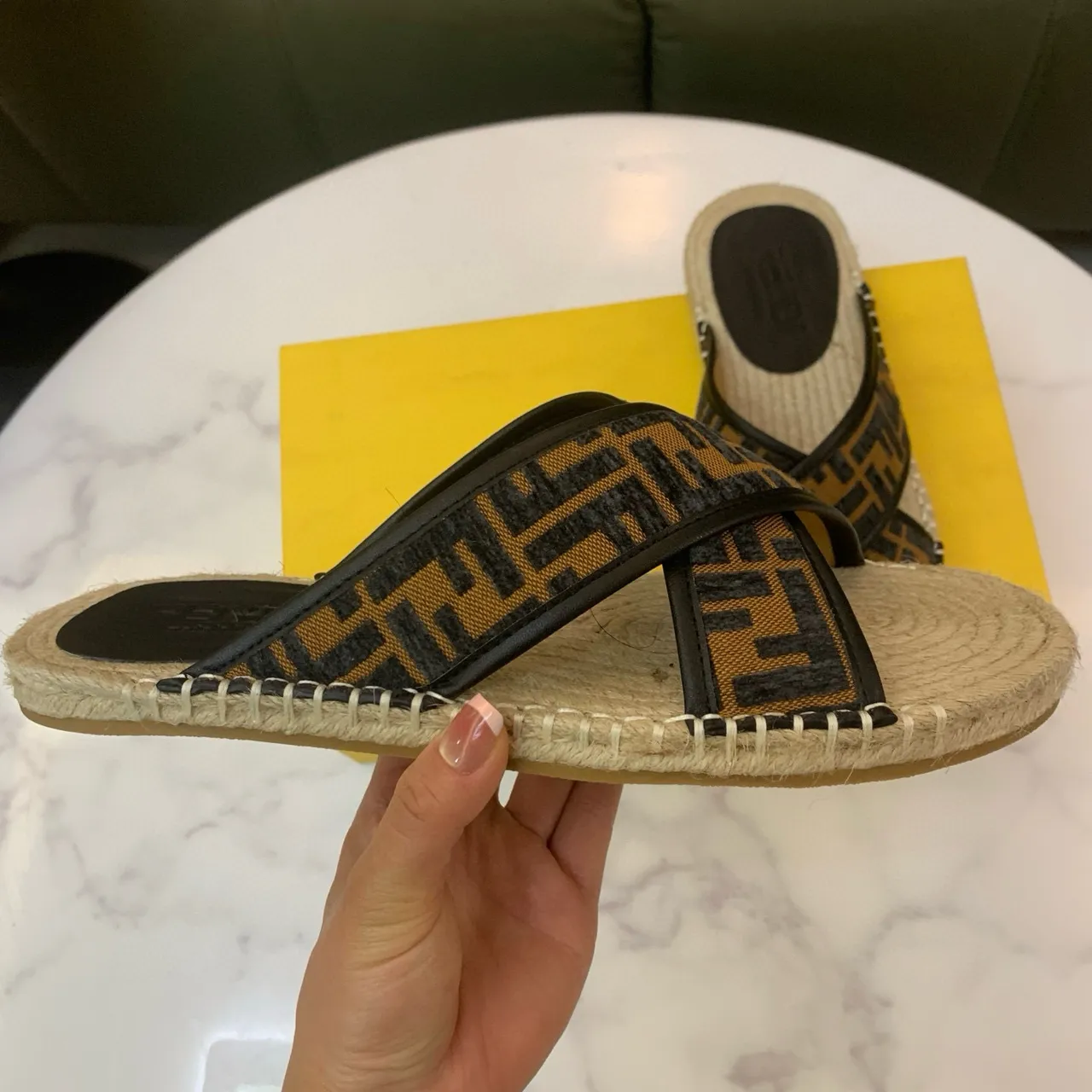 Fendi FF Monogram إسپادريل بيج أسود حزام متقاطع قاعدة مغلفة باليوت أحذية منزلية 5