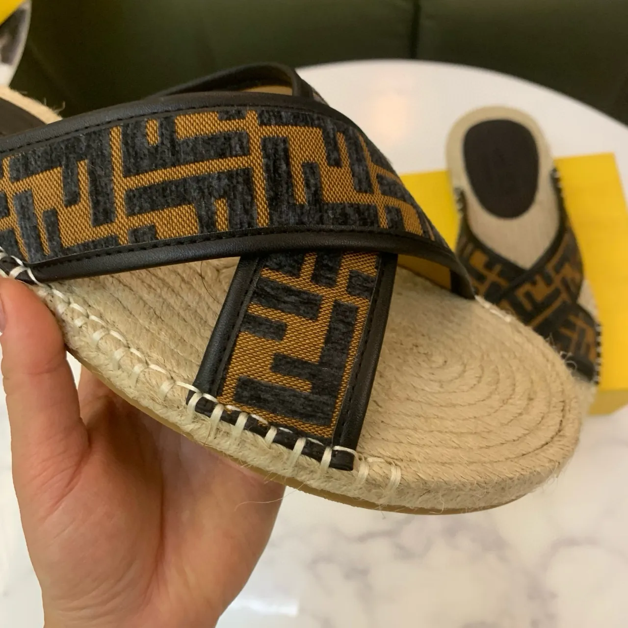 Fendi FF Monogram إسپادريل بيج أسود حزام متقاطع قاعدة مغلفة باليوت أحذية منزلية 8