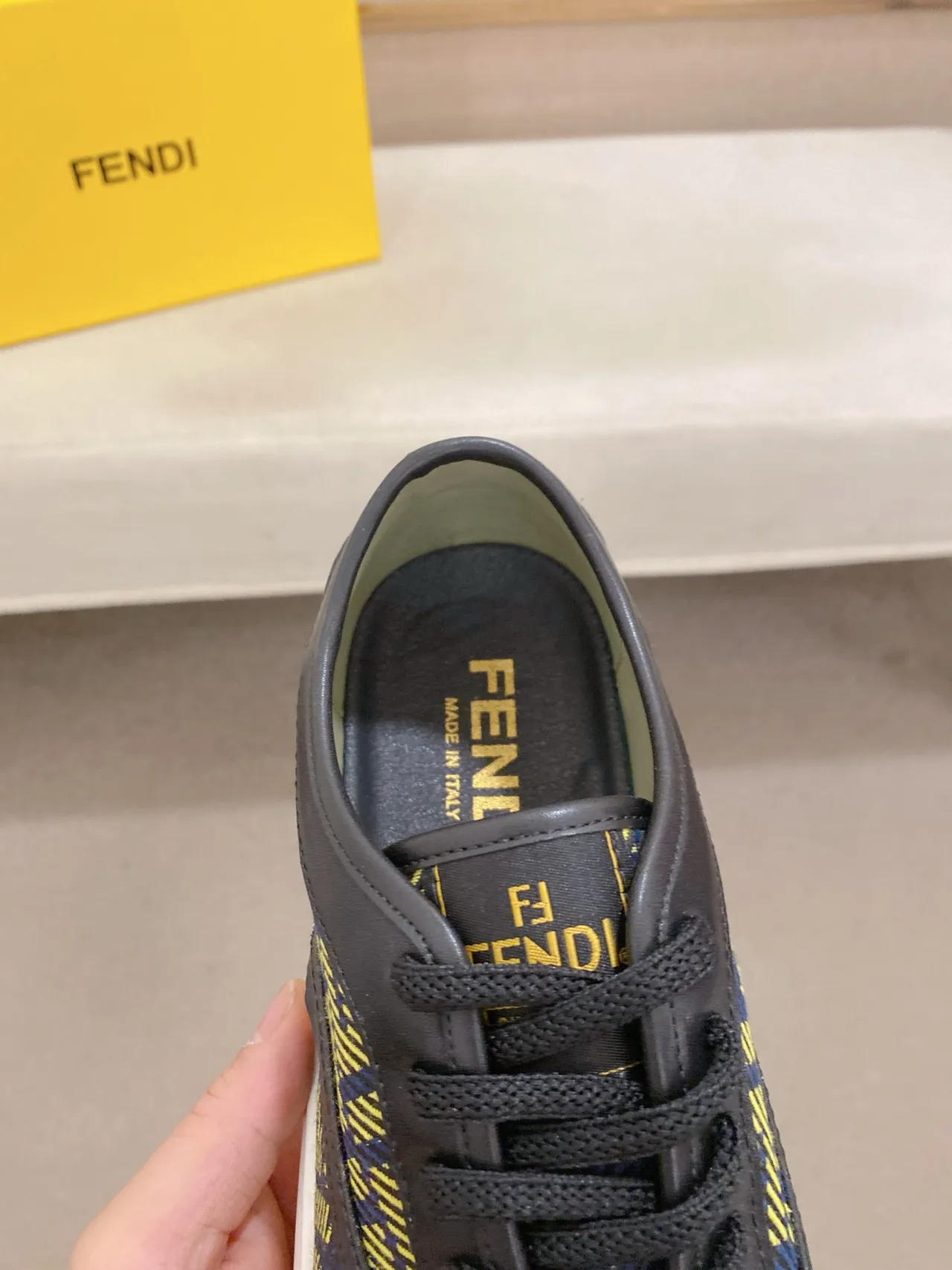 Fendi FF Monogram Chaussures Lifestyle en Cuir Navy et Jaune Cap-Toe 4