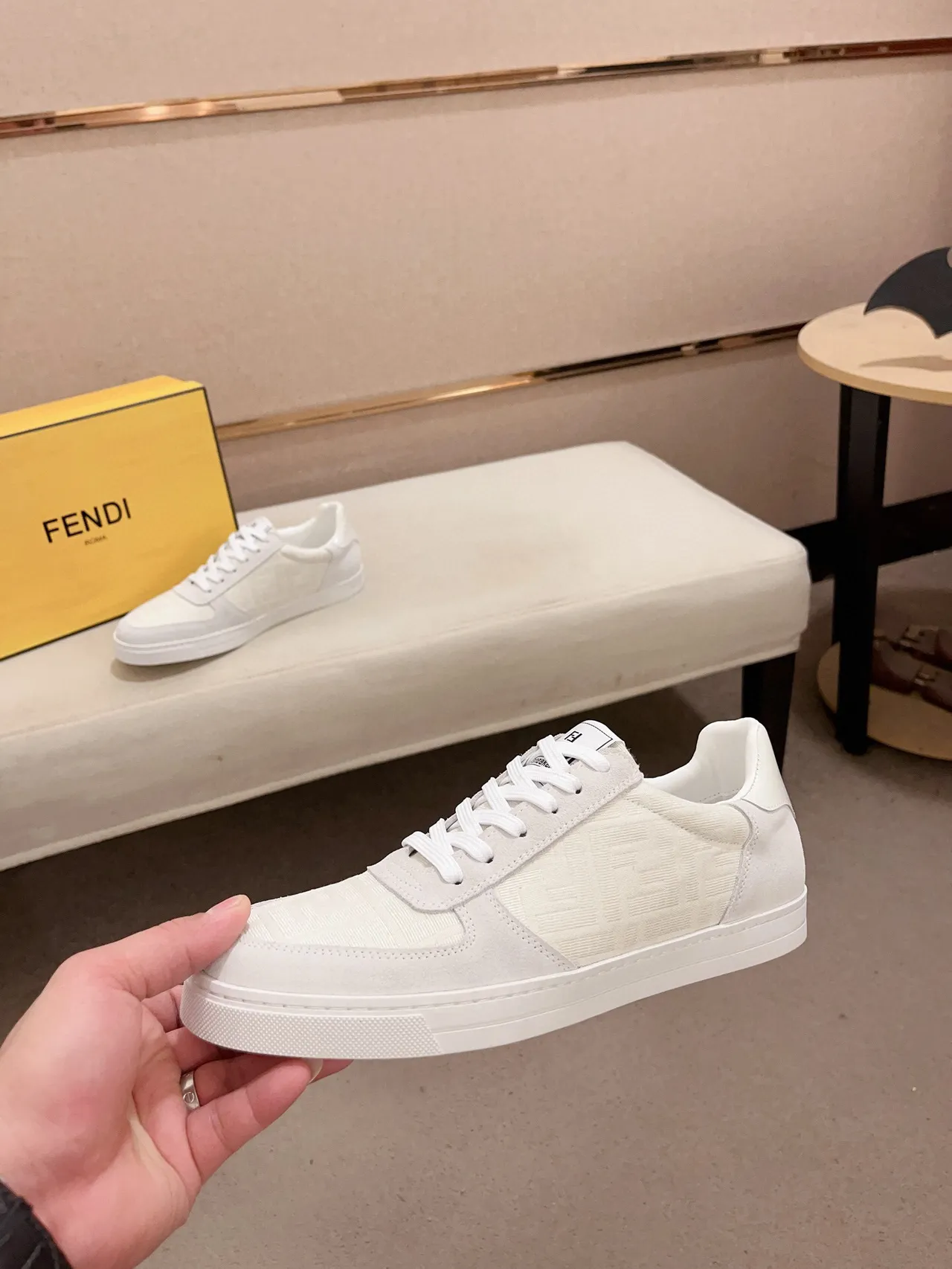Fendi First sneakers lifestyle blanches beige monogrammées en textile et daim à lacets basses 3