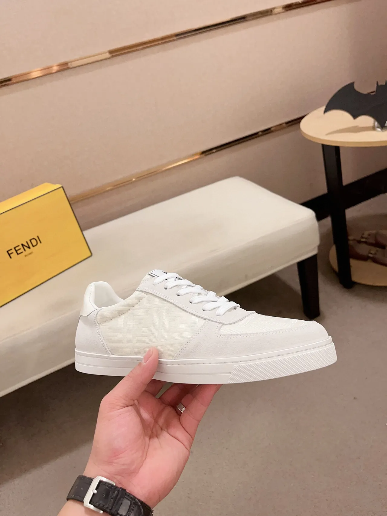 Fendi First sneakers lifestyle blanches beige monogrammées en textile et daim à lacets basses 4
