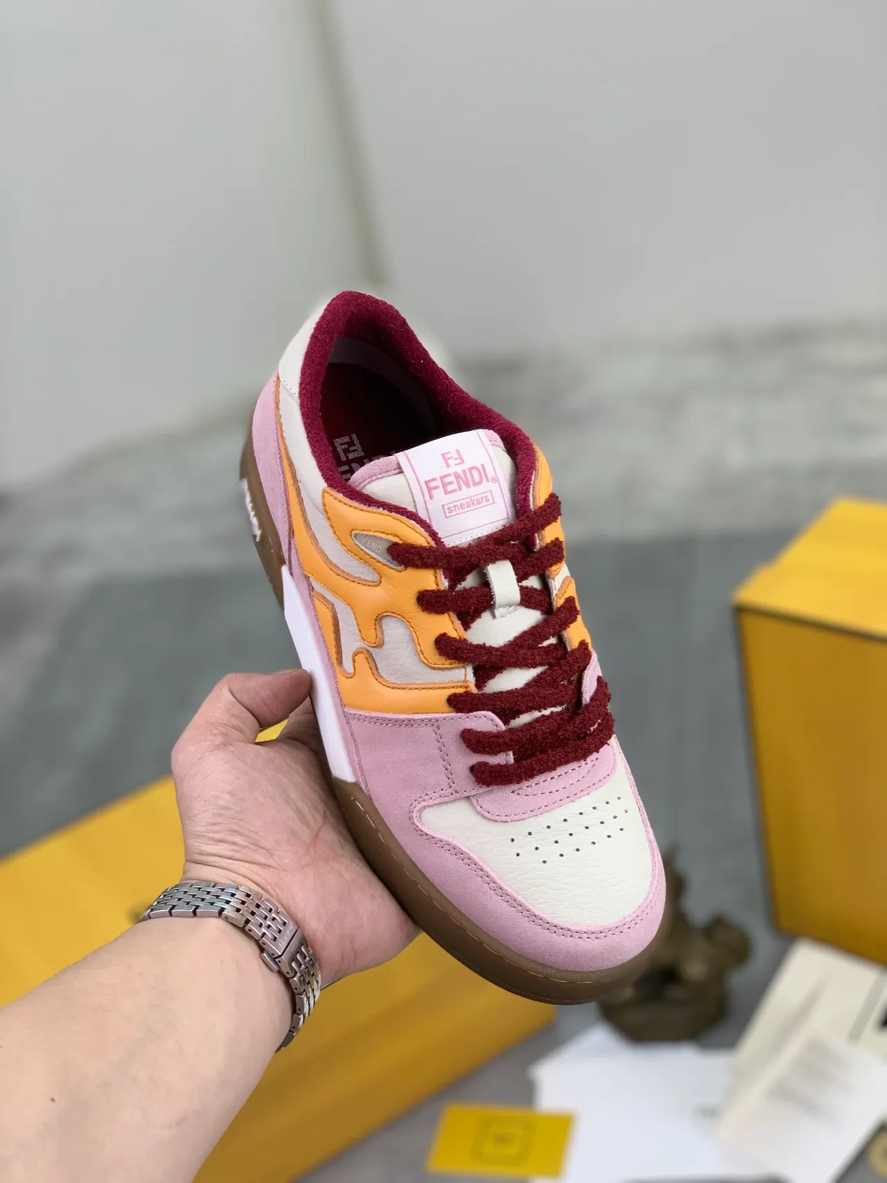 Fendi Chaussures lifestyle en daim et cuir avec panneaux multicolores motif flamme superposition rose bordeaux 1