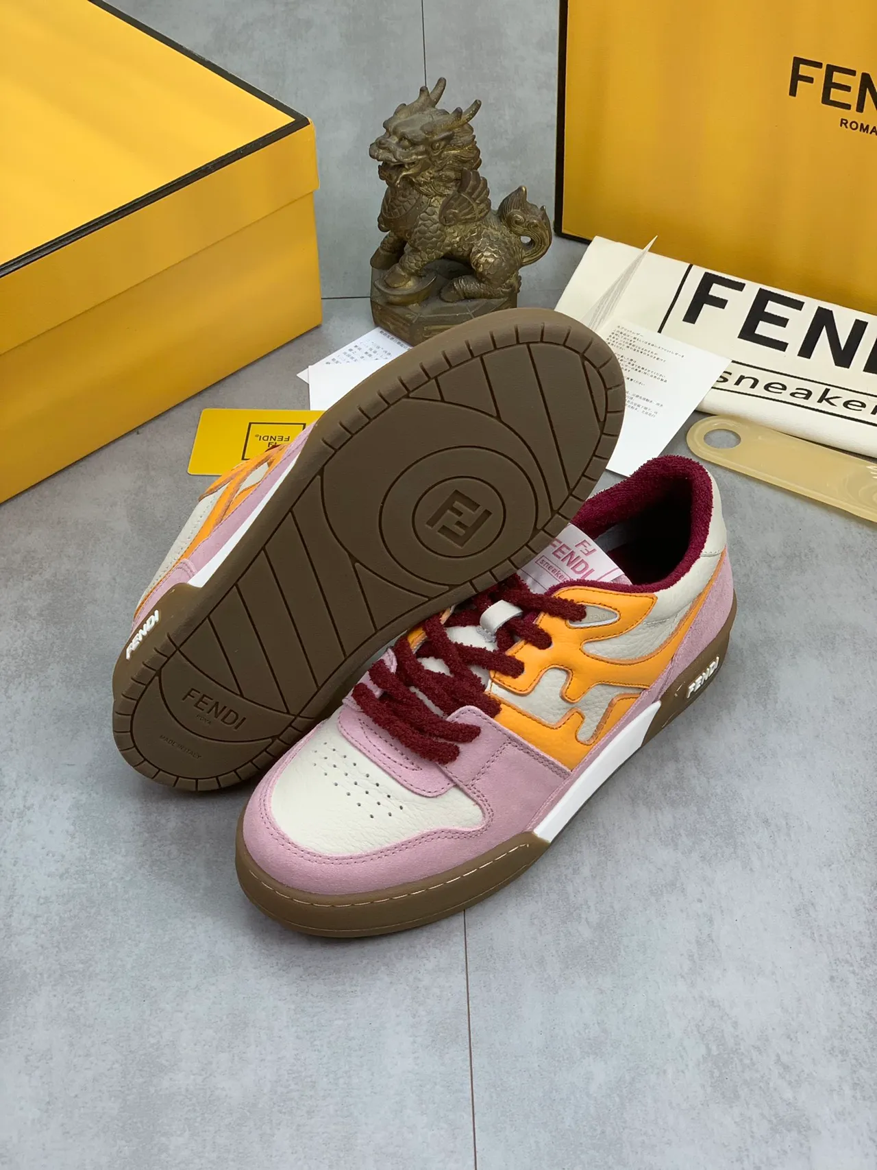 Fendi Chaussures lifestyle en daim et cuir avec panneaux multicolores motif flamme superposition rose bordeaux 2