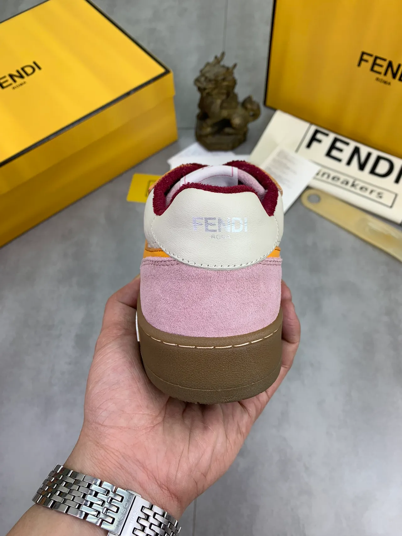 Fendi Chaussures lifestyle en daim et cuir avec panneaux multicolores motif flamme superposition rose bordeaux 3