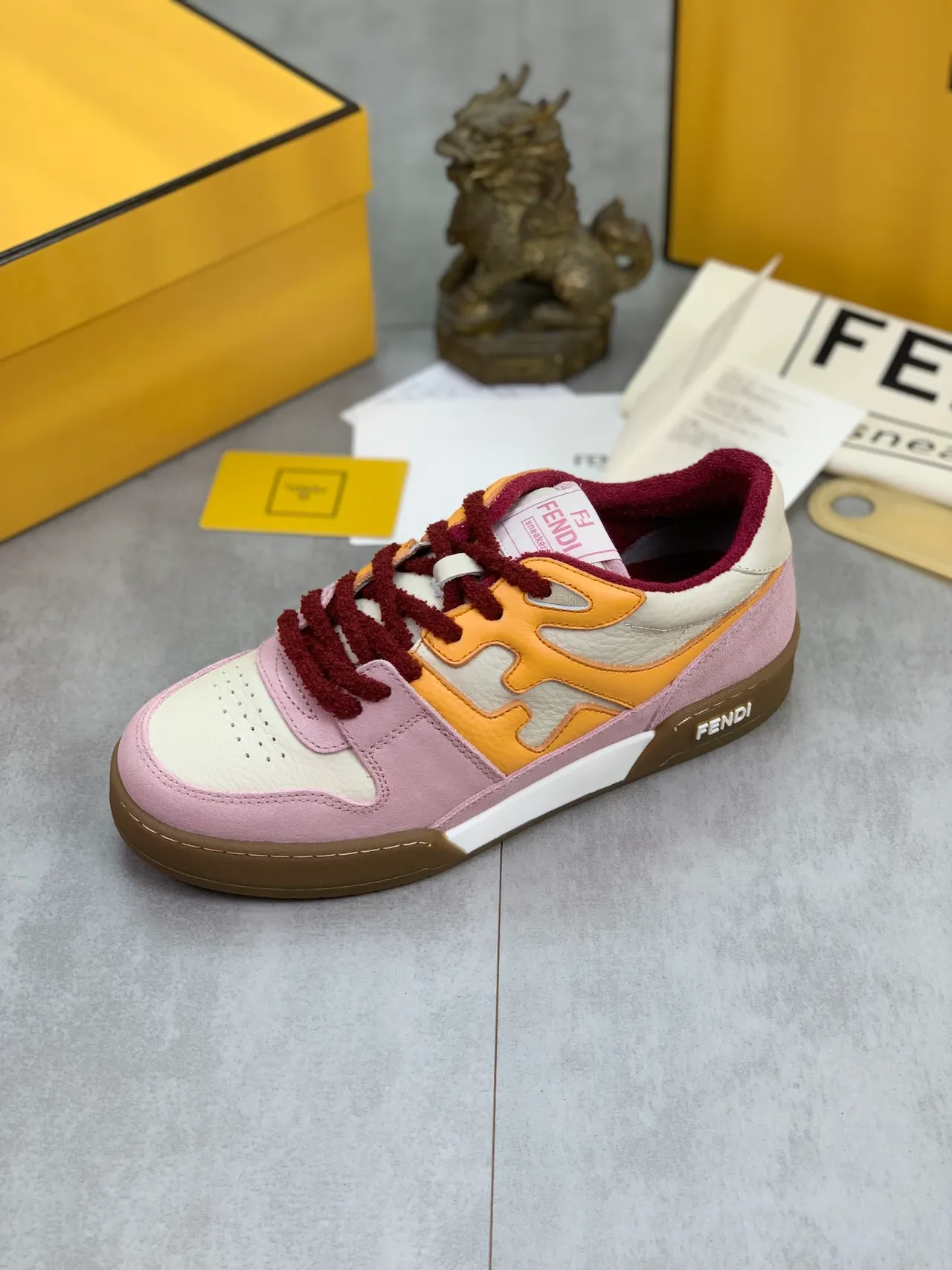 Fendi Chaussures lifestyle en daim et cuir avec panneaux multicolores motif flamme superposition rose bordeaux 4