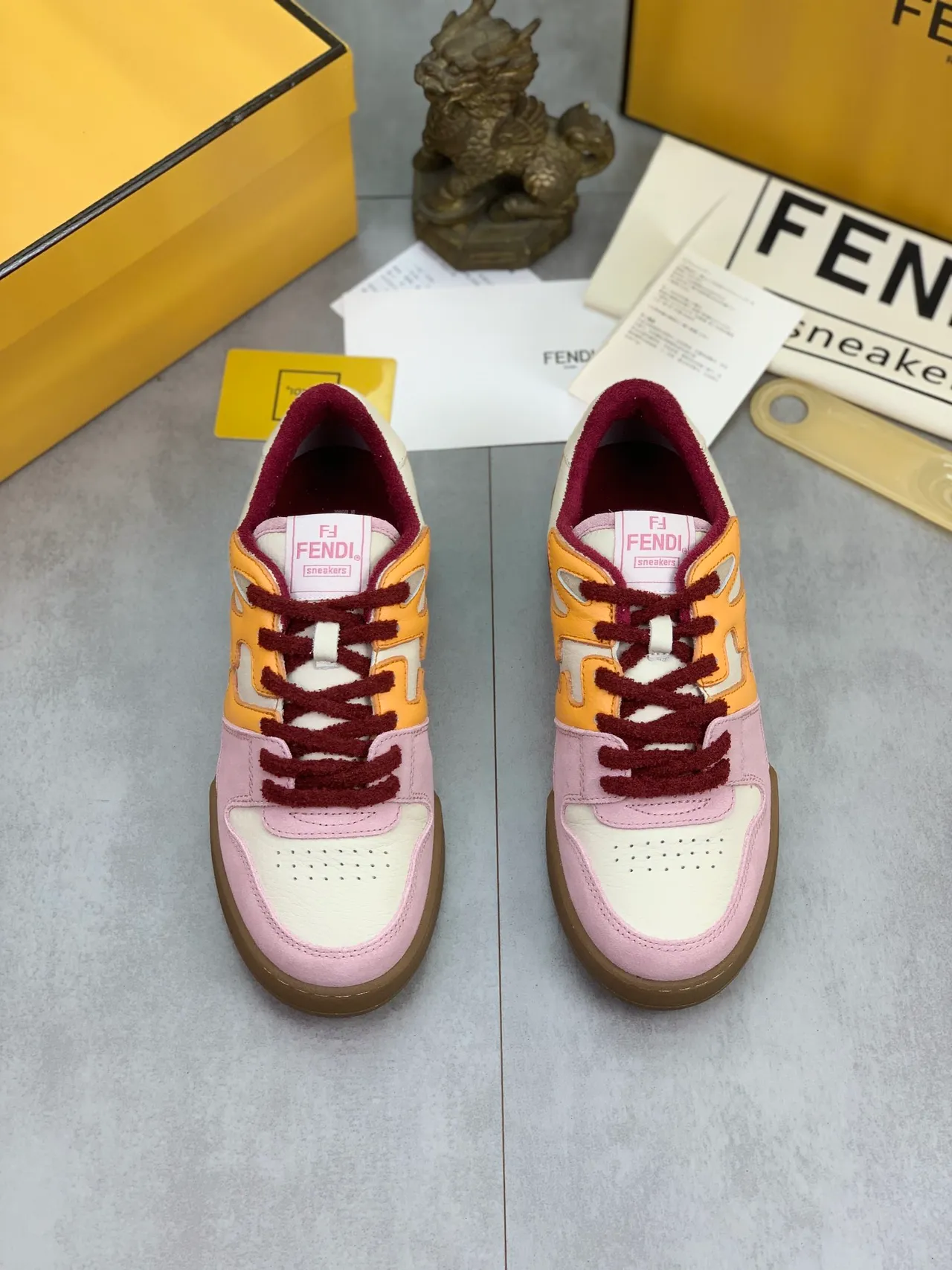Fendi Chaussures lifestyle en daim et cuir avec panneaux multicolores motif flamme superposition rose bordeaux 5