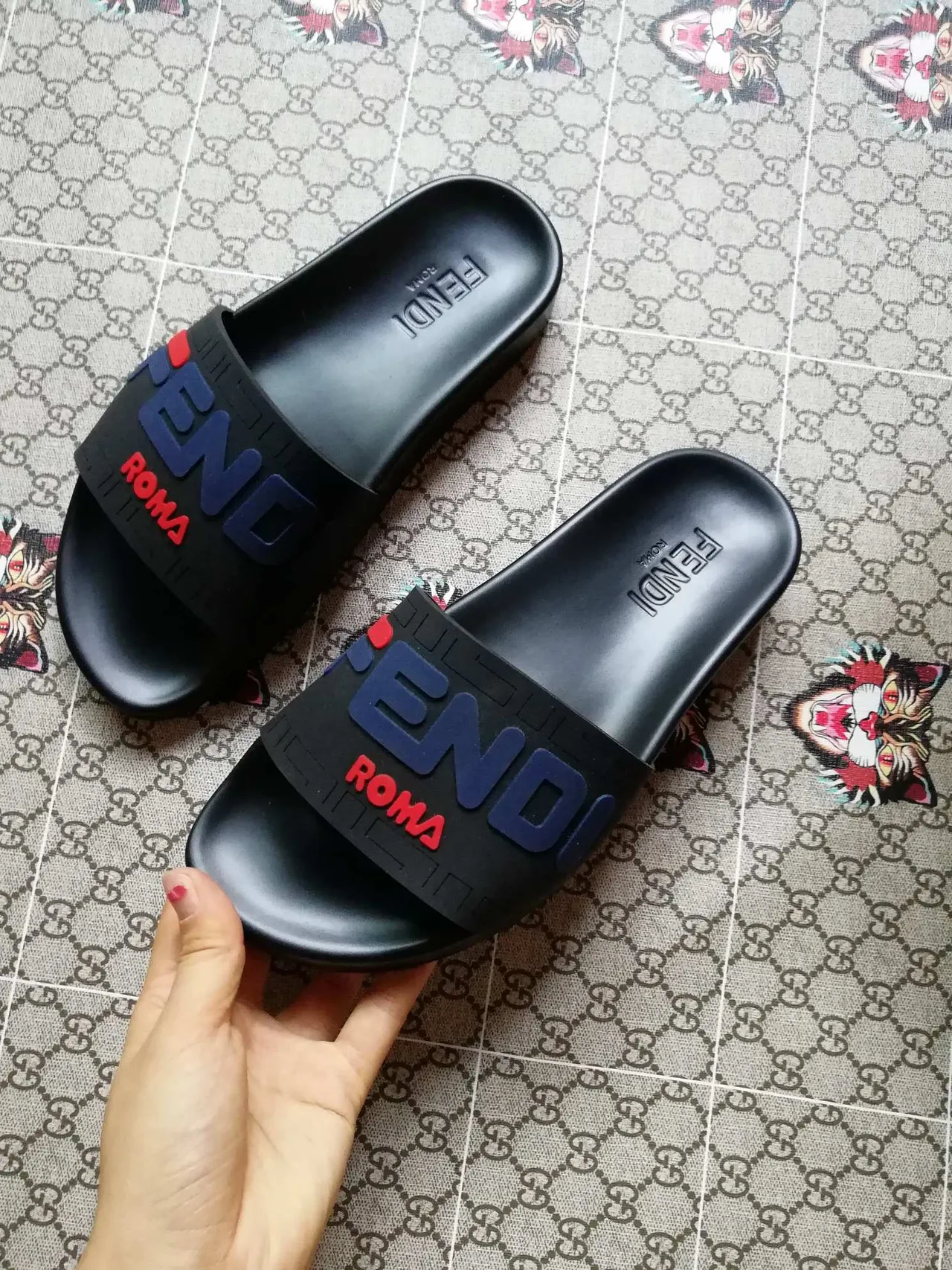 Fendi Roma logo glisse noir bleu rouge pantoufles 3