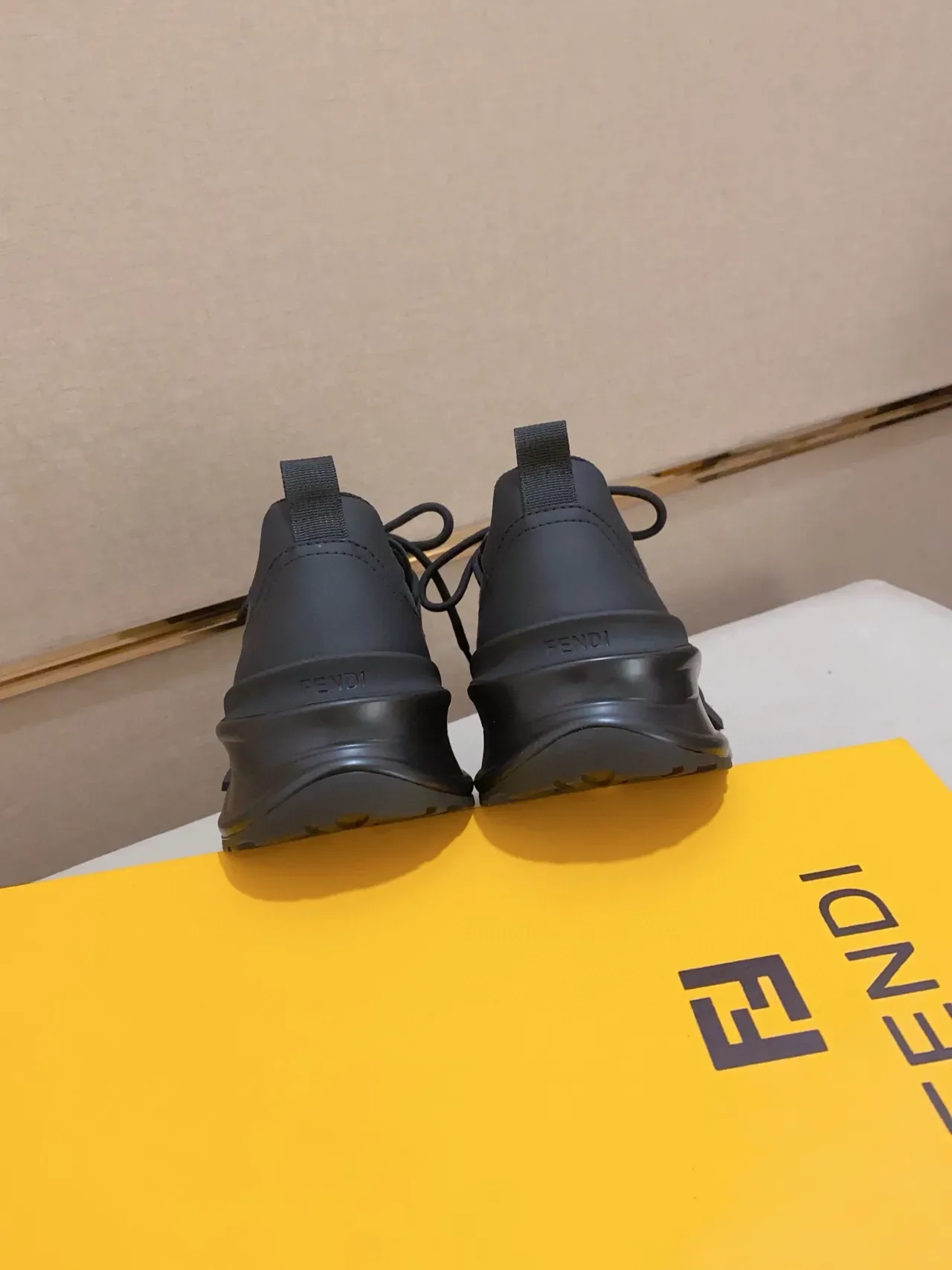 Fendi Runner Sneakers Chunky Noires Jaunes avec Suela Sculptée en Tissu Monogramé 2