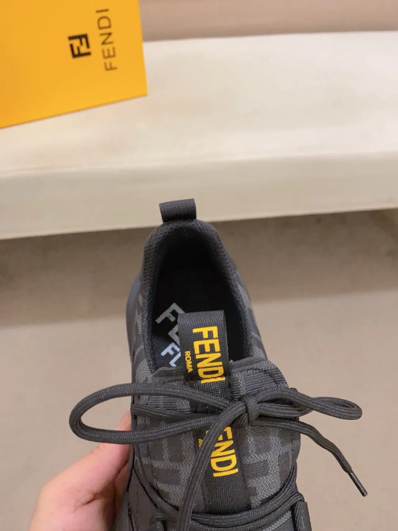 Fendi Runner Sneakers Chunky Noires Jaunes avec Suela Sculptée en Tissu Monogramé 3