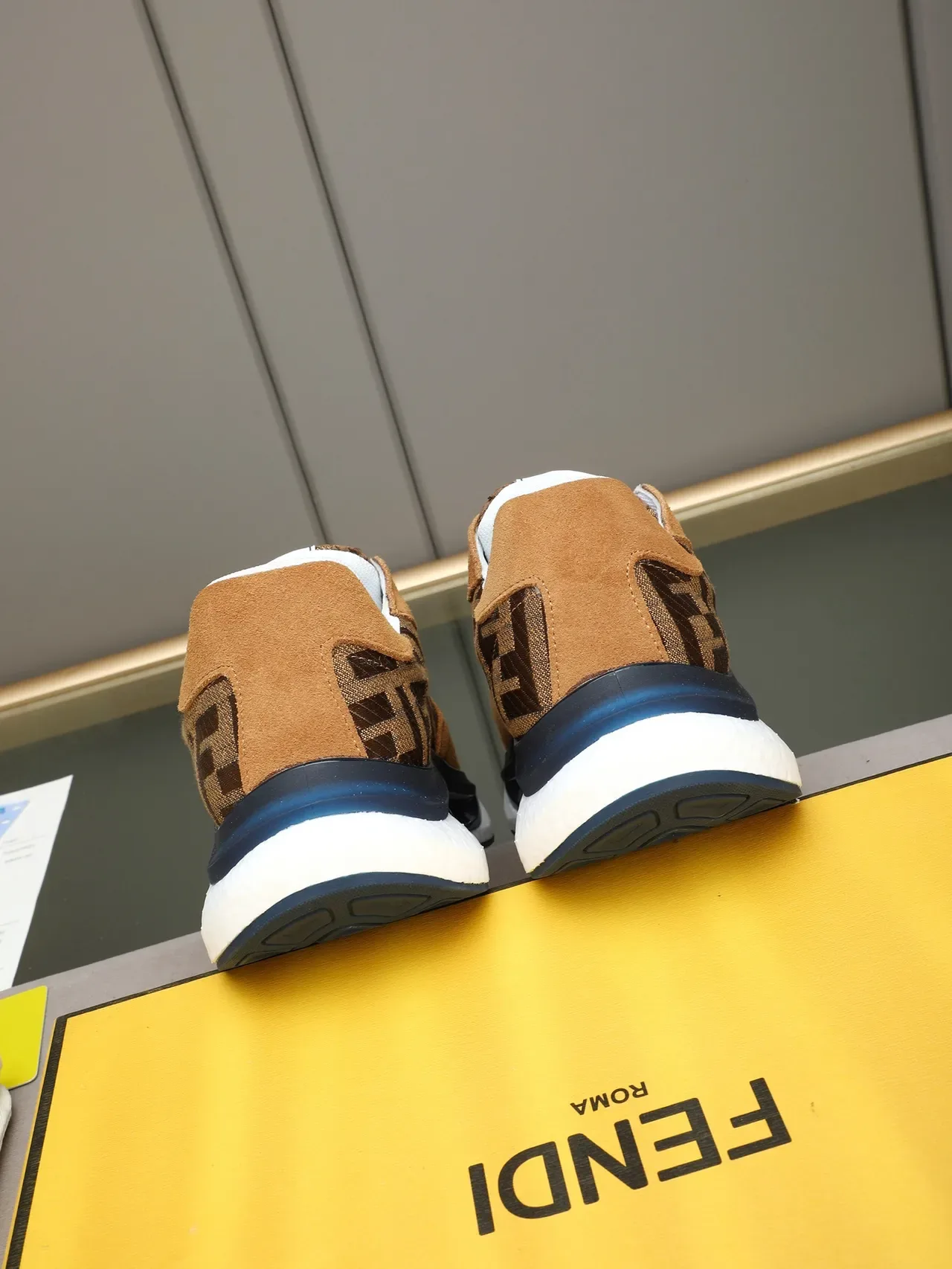 Fendi Runner FF Monogram أحذية رياضية بني سويد 4