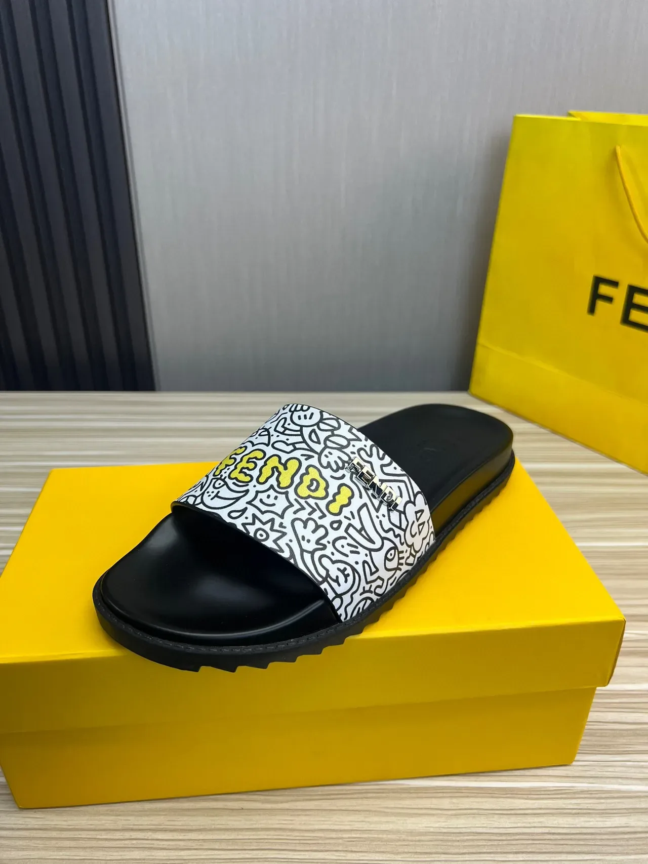 Fendi Slide Noir Multicolore Imprimé Graphique Sangle Plaque Logo Métal 2