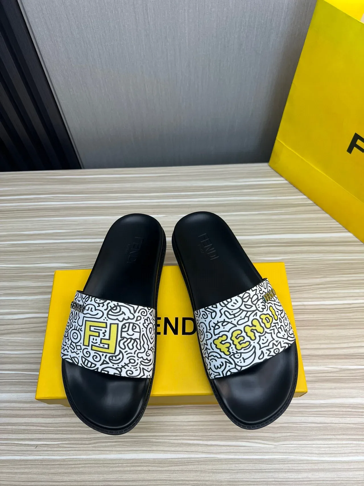 Fendi Slide Noir Multicolore Imprimé Graphique Sangle Plaque Logo Métal 3
